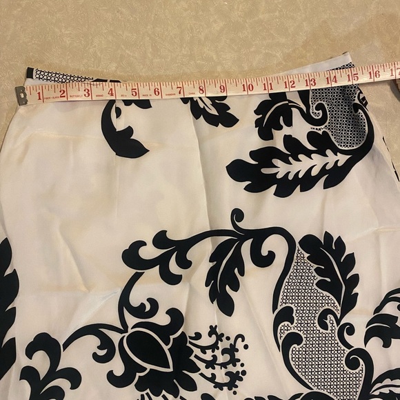 Peter Nygard 100% Silk White Lined Midi Skirt w/Black Damask Pattern Size 8 - Picture 3 of 7